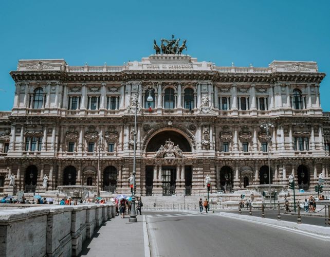 Condizionatori installati sul muro condominiale: quando l’installazione può ledere i diritti del vicino